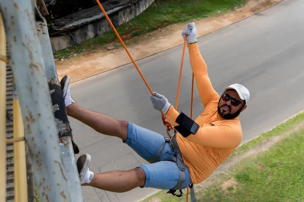 Hombre Practicando Rappel Una Pasarela Peatonal Salvador Bahia Brasil —  Fotos de Stock