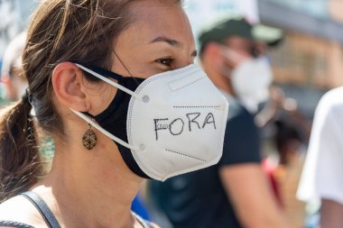 Salvador, Bahia, Brezilya - 29 Mayıs 2021: protestocular Salvador kentinde Başkan Jair Bolsonaro hükümetini protesto ettiler.