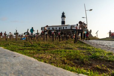 Salvador, Bahia, Brezilya - 01 Ekim 2021: Covid-19 'un Salvador, Bahia, Brezilya' daki Farol da Barra 'da öldürdüklerinin anısına haçlar toprağa sabitlendi.