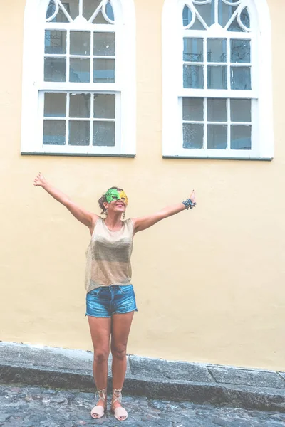 Retrato Uma Mulher Usando Máscara Carnaval Veneza Contra Fundo Claro — Fotografia de Stock