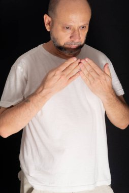 Siyah arka planda duran bir adamın portresi. Salvador, Bahia, Brezilya.