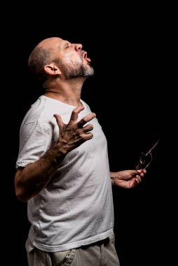 Siyah arka planda duran bir adamın portresi. Salvador, Bahia, Brezilya.