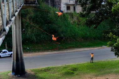 Salvador, Bahia, Brezilya - 17 Eylül 2017: Aşırı ve tehlikeli marbalizm yapan Rappel uygulayıcısı. Salvador Bahia Brezilya.