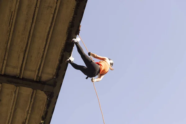 Salvador Bahia Brazil Setembro 2019 Woman Practicing Rappel Pedestrian Walkway — 图库照片