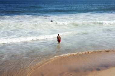 Salvador, Bahia, Brezilya - 30 Ekim 2020: Salvador, Bahia, Brezilya 'daki Ondina plajında insanlar eğleniyor.