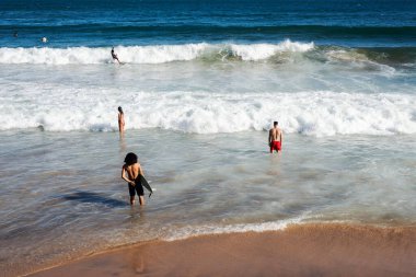 Salvador, Bahia, Brezilya - 30 Ekim 2020: Salvador, Bahia, Brezilya 'daki Ondina plajında insanlar eğleniyor.