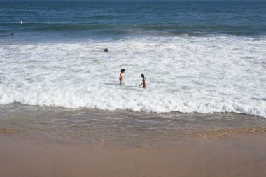 Salvador, Bahia, Brezilya - 30 Ekim 2020: Salvador, Bahia, Brezilya 'daki Ondina plajında insanlar eğleniyor.