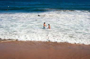 Salvador, Bahia, Brezilya - 30 Ekim 2020: Salvador, Bahia, Brezilya 'daki Ondina plajında insanlar eğleniyor.