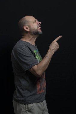 Siyah arka planda duran bir adamın portresi. Salvador, Bahia, Brezilya.