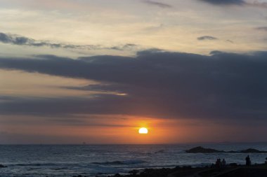 Salvador, Bahia, Brezilya 'da Ondina sahilinde dramatik turuncu gün batımı.