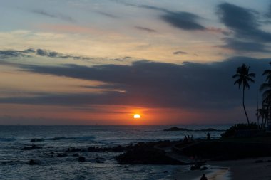 Salvador, Bahia, Brezilya 'da Ondina sahilinde dramatik turuncu gün batımı.