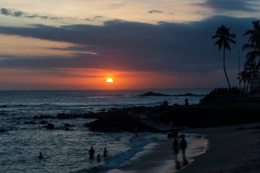 Salvador, Bahia, Brezilya 'da Ondina sahilinde dramatik turuncu gün batımı.