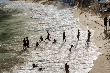Salvador, Bahia, Brezilya - 22 Ağustos 2021: Brezilya 'nın Rio Vermelho semtindeki Paciencia plajında geniş bir grup insan. İnsanlar koronavirüs salgınının ortasında eğleniyorlar..