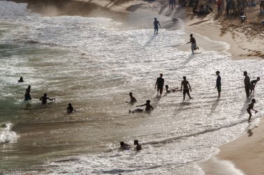 Salvador, Bahia, Brezilya - 22 Ağustos 2021: Brezilya 'nın Rio Vermelho semtindeki Paciencia plajında geniş bir grup insan. İnsanlar koronavirüs salgınının ortasında eğleniyorlar..