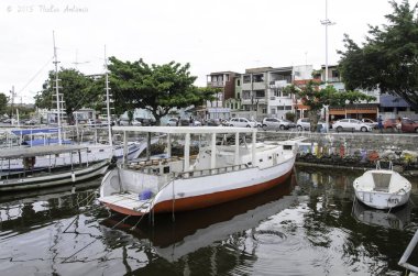 Salvador, Bahia, Brezilya - 09 Ocak 2015: Brezilya 'nın Bahia kentindeki Ribeira marinasında balıkçılık ve tur tekneleri yanaştı.