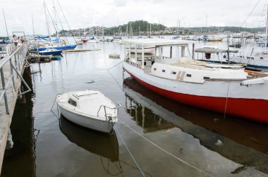 Salvador, Bahia, Brezilya - 09 Ocak 2015: Brezilya 'nın Bahia kentindeki Ribeira marinasında balıkçılık ve tur tekneleri yanaştı.
