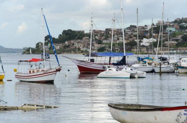 Salvador, Bahia, Brezilya - 09 Ocak 2015: Brezilya 'nın Bahia kentindeki Ribeira marinasında balıkçılık ve tur tekneleri yanaştı.