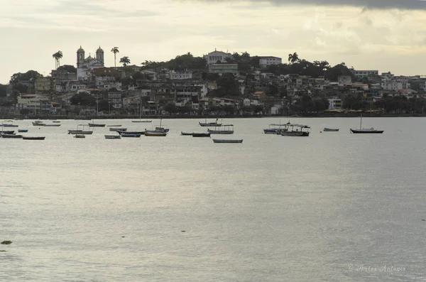 萨尔瓦多 巴西巴伊亚州 2015年1月9日 渔船和旅游船停泊在巴西巴伊亚州萨尔瓦多市里贝拉码头 — 图库照片