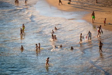 Salvador, Bahia, Brezilya - 19 Eylül 2021: Brezilya 'nın Bahia eyaletindeki Salvador şehrinde güneşli bir günde plajda büyük bir grup insan.