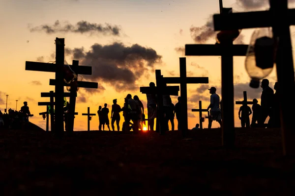 ブラジルのバヒア州サルバドール 2021年10月1日 人々のシルエットと十字架は Covid 19によって殺された人々に敬意を表して地面に固定されています サンセットでサルバドール バイーア ブラジル — ストック写真