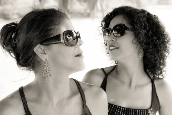 Retrato Dos Hermanas Con Gafas Sol Contra Río Con Árboles —  Fotos de Stock