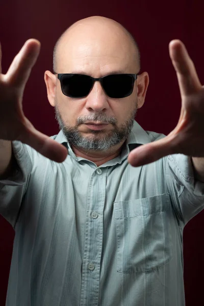 Retrato Homem Barbudo Careca Usando Óculos Contra Fundo Escuro Vermelho — Fotografia de Stock