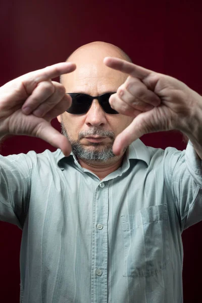 Retrato Homem Barbudo Careca Usando Óculos Contra Fundo Escuro Vermelho — Fotografia de Stock