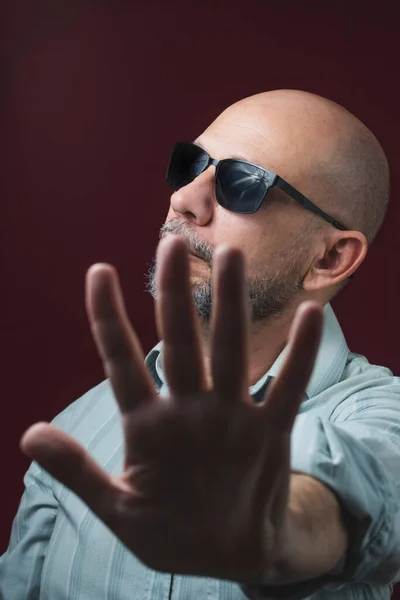 Porträt Eines Bärtigen Glatzköpfigen Mannes Mit Brille Vor Rotem Dunklem — Stockfoto