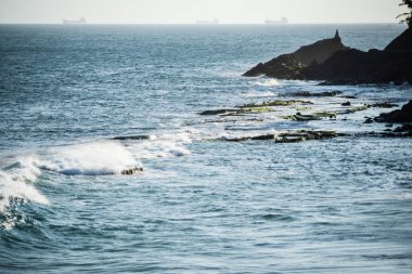 Rio Vermelho sahilinin tepesinden açık mavi gökyüzüne bak. Salvador, Bahia, Brezilya