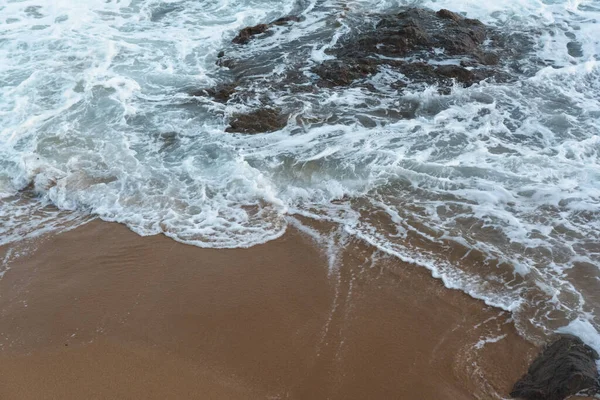 来自普拉亚的海浪冲破了清澈的沙滩 萨尔瓦多 巴西巴伊亚州 — 图库照片