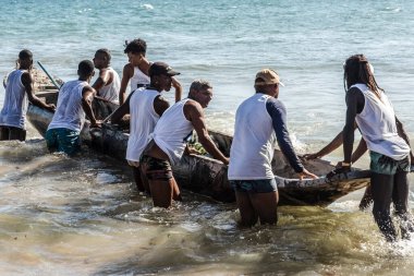 Salvador, Bahia, Brezilya - 20 Ocak 2019: Balıkçılar, Salvador, Bahia, Brezilya 'daki Boca do Rio plajında Iemanja hediye teslimatı için kano koydular.