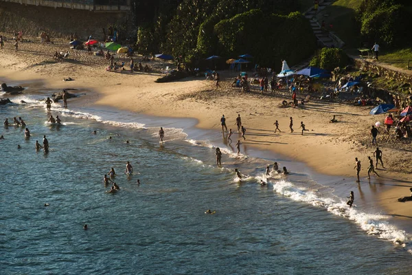 巴西巴伊亚州萨尔瓦多市 2021年9月19日 在巴西巴伊亚州萨尔瓦多市阳光灿烂的一天 大批民众在海滩上 — 图库照片