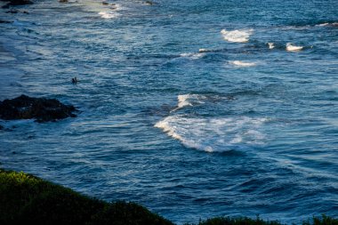 Salvador, Bahia, Brezilya 'da dalgalı mavi okyanus manzarası.