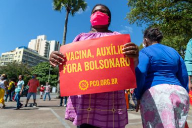 Salvador, Bahia, Brezilya - 07 Eylül 2021: Brezilyalılar Bahia eyaletinin Salvador kentinde Başkan Jair Bolsonaro hükümetine karşı pankart ve afişlerle protesto gösterisi düzenlediler.