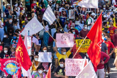 Salvador, Bahia, Brezilya - 07 Eylül 2021: Brezilyalılar Bahia eyaletinin Salvador kentinde Başkan Jair Bolsonaro hükümetine karşı pankart ve afişlerle protesto gösterisi düzenlediler.    