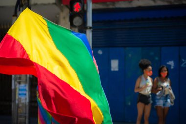 Salvador, Bahia, Brezilya - 07 Eylül 2021: Brezilyalılar Bahia eyaletinin Salvador kentinde Başkan Jair Bolsonaro hükümetine karşı pankart ve afişlerle protesto gösterisi düzenlediler.    