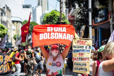 Salvador, Bahia, Brezilya - 07 Eylül 2021: Brezilyalılar Bahia eyaletinin Salvador kentinde Başkan Jair Bolsonaro hükümetine karşı pankart ve afişlerle protesto gösterisi düzenlediler.    