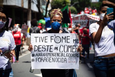 Salvador, Bahia, Brezilya - 07 Eylül 2021: Brezilyalılar Bahia eyaletinin Salvador kentinde Başkan Jair Bolsonaro hükümetine karşı pankart ve afişlerle protesto gösterisi düzenlediler.    