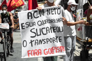 Salvador, Bahia, Brezilya - 07 Eylül 2021: Brezilyalılar Bahia eyaletinin Salvador kentinde Başkan Jair Bolsonaro hükümetine karşı pankart ve afişlerle protesto gösterisi düzenlediler.    