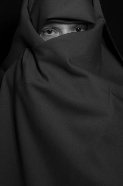 Siyah arka planda kumaşla kaplı bir adam. Salvador, Bahia, Brezilya.