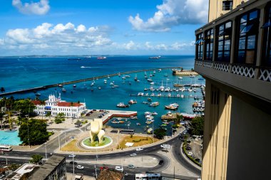 Salvador, Bahia, Brezilya - 16 Ocak 2015: Brezilya 'nın Bahia eyaletinin başkenti Salvador' daki Todos Santos Körfezi 'nin tepesinden görüntü.