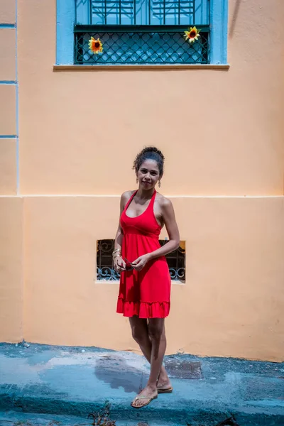 Πορτρέτο Μιας Γυναίκας Που Φοράει Κόκκινα Ρούχα Στο Δρόμο Μια — Φωτογραφία Αρχείου