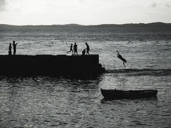 巴西巴伊亚州萨尔瓦多市 2019年1月8日 年轻人从巴西巴伊亚州首府巴雷港的历史遗迹上跳下 — 图库照片
