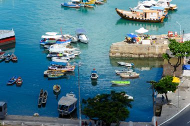 Salvador, Bahia, Brezilya - 16 Ocak 2015: Brezilya 'nın Bahia eyaletinin başkenti Salvador' daki Todos Santos Körfezi 'nin tepesinden görüntü.