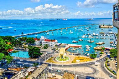 Salvador, Bahia, Brezilya - 16 Ocak 2015: Brezilya 'nın Bahia eyaletinin başkenti Salvador' daki Todos Santos Körfezi 'nin tepesinden görüntü.