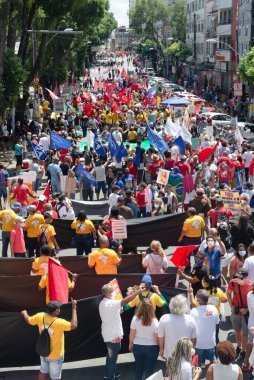 Salvador, Bahia, Brezilya - 07 Eylül 2021: Brezilyalılar Bahia eyaletinin Salvador kentinde Başkan Jair Bolsonaro hükümetine karşı pankart ve afişlerle protesto gösterisi düzenlediler.    