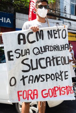 Salvador, Bahia, Brezilya - 07 Eylül 2021: Brezilyalılar Bahia eyaletinin Salvador kentinde Başkan Jair Bolsonaro hükümetine karşı pankart ve afişlerle protesto gösterisi düzenlediler.    