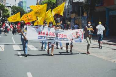 Salvador, Bahia, Brezilya - 07 Eylül 2021: Brezilyalılar Bahia eyaletinin Salvador kentinde Başkan Jair Bolsonaro hükümetine karşı pankart ve afişlerle protesto gösterisi düzenlediler.    