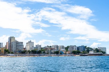 Salvador, Bahia, Brezilya - 15 Ocak 2022: Brezilya 'nın başkenti Salvador' da mavi gökyüzüne karşı binaların manzarası.