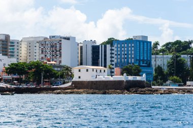 Salvador, Bahia, Brezilya - 15 Ocak 2022: Brezilya 'nın başkenti Salvador' da mavi gökyüzüne karşı binaların manzarası.